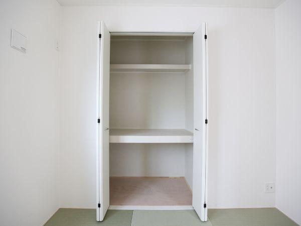 挾間町下市第1-3号棟の収納|ゆったりとした収納スペースが魅力です。棚付きで効率良く整理整頓が可能です。扉の開閉もスムーズに行えます。シンプルなデザインが空間に調和しています。奥行きもしっかり確保されています。