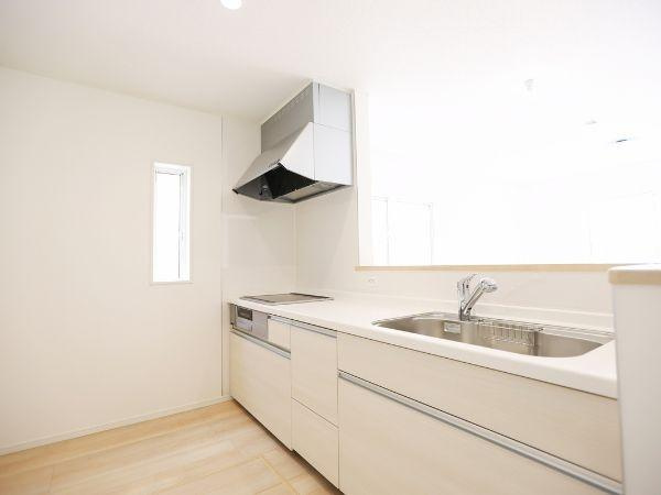 挾間町下市第1-2号棟のキッチン|明るく清潔感のあるキッチンです。収納スペースが豊富で使い勝手に配慮されています。作業台が広く調理がしやすい設計です。窓から自然光がしっかり入ります。全体的にすっきりとした印象の空間です。