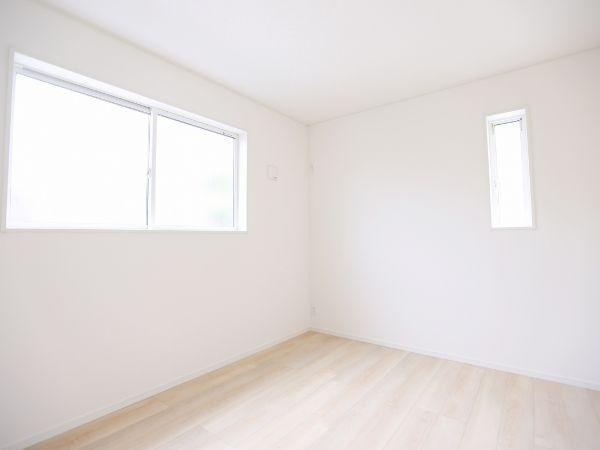 挾間町下市第1-2号棟の洋室|白を基調とした清潔感のある内装でどなたにも使いやすい洋室です。大きな窓からたっぷりと光が差し込み空間を明るく保ちます。床の明るい色味が部屋全体を開放的に見せています。