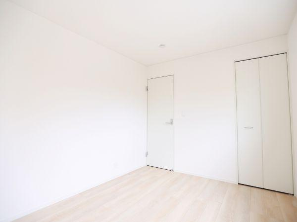 挾間町下市第1-2号棟|白を基調とした室内が広がりを感じさせます。明るい床材で空間全体がすっきりとした印象です。収納付きで使い勝手も考慮されています。シンプルなデザインが魅力の一つです。清潔感のある雰囲気が保たれています。