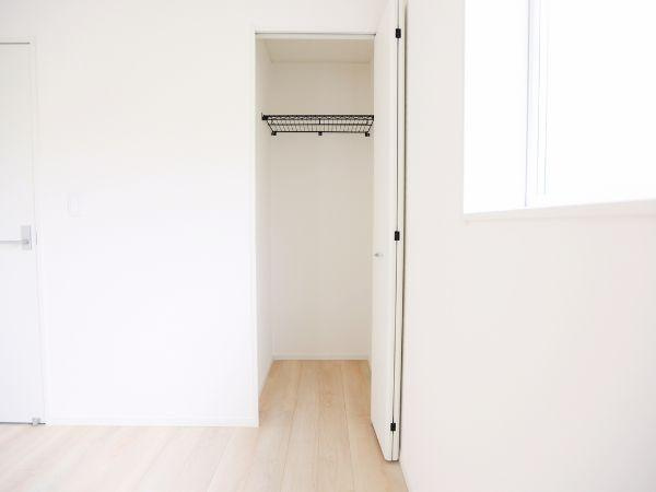 挾間町下市第1-2号棟の収納|シンプルなデザインの収納スペースです。内装の色合いが明るくお部屋全体がすっきりと見えます。使いやすいクローゼットで日常使いに便利です。整理整頓しやすい間取りです。