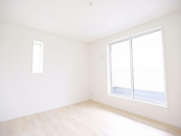 挾間町下市第1-2号棟の洋室|白を基調とした明るい洋室です。大きな窓から自然光がたっぷり入り室内がより一層開放的に感じられます。床材もやわらかな色合いでどんなインテリアにも合わせやすい空間です。