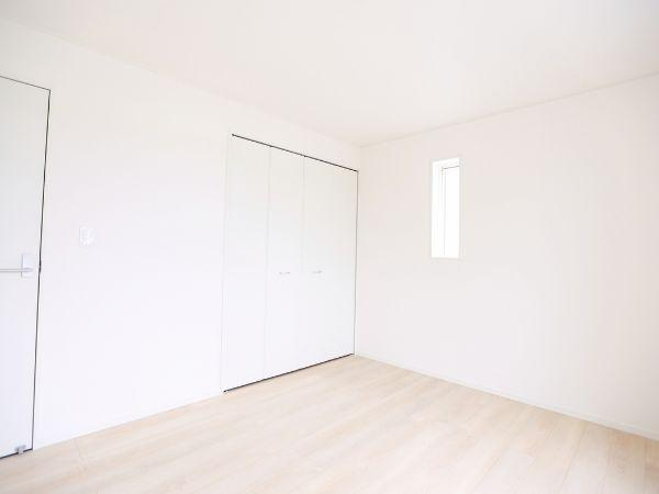 挾間町下市第1-2号棟の洋室|明るい色調の洋室で開放感のある空間です。収納スペースも確保されておりすっきりとした印象です。シンプルな設計が使いやすさを感じさせます。窓からの自然光が差し込み室内が明るく保たれます。