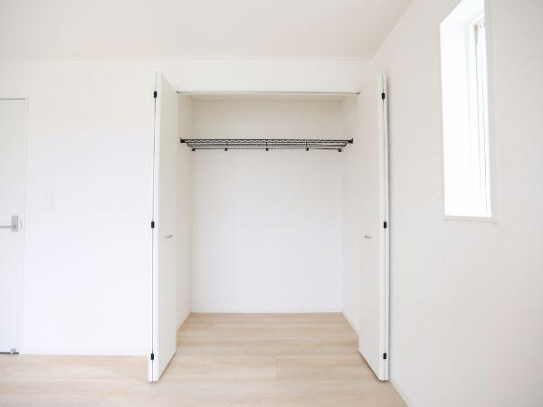挾間町下市第1-2号棟の収納|シンプルなデザインで使いやすい収納スペースです。奥行きがありさまざまなアイテムの整理に便利です。明るい内装が特徴でお部屋の雰囲気にも調和します。扉付きなので見た目もすっきりとした印象です。