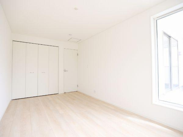 挾間町下市第1-2号棟の洋室|白を基調とした洋室で室内が明るく感じられます。大きな窓からは自然光がしっかりと入ります。収納スペースも充実しており衣類や小物の整理に便利です。シンプルな内装でインテリアのアレンジがしやすい空間です。