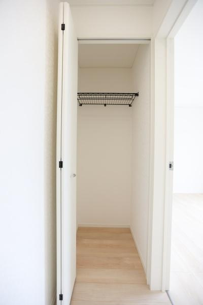 挾間町下市第1-2号棟の収納|扉付きの収納スペースが設けられており室内をすっきりと見せられます。収納棚も備え付けられており整理整頓に役立ちます。シンプルな内装がどんなお部屋にも合わせやすいです。無駄のない設計が魅力です。