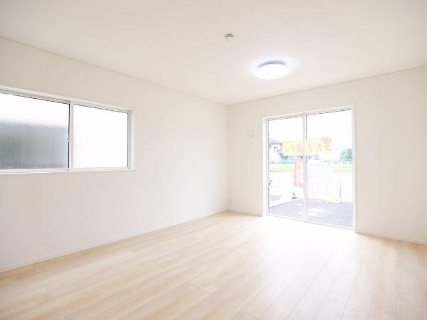 挾間町下市第1-2号棟の居間・リビング|リビングは大きな窓から自然光がたっぷり入る明るい空間です。ナチュラルな床材が部屋全体をやさしく演出します。シンプルな設計が家具の配置もしやすく開放感があります。白い壁が清潔感を際立たせています。