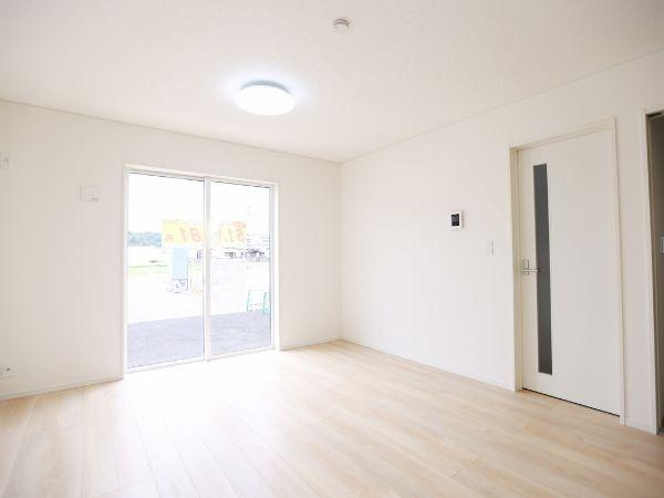 挾間町下市第1-2号棟の居間・リビング|大きな窓から自然光がたっぷり入り明るさが魅力的なリビングです。シンプルな内装で家具のレイアウトもしやすくさまざまなスタイルに合わせやすい空間です。