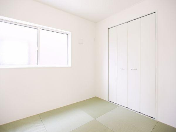 挾間町下市第1-2号棟の和室|白を基調とした明るい和室です。大きな窓から優しい光が入ります。収納スペースもしっかり確保されています。畳の落ち着いた雰囲気が特徴です。シンプルな空間で様々な用途に対応可能です。