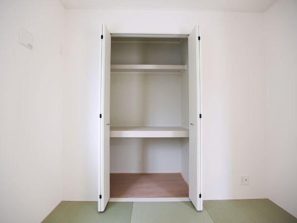 挾間町下市第1-2号棟の収納|シンプルなデザインの収納スペースです。扉付きで室内がすっきりと見えます。棚が2段設けられており使い勝手に配慮されています。畳の部屋に調和する色合いです。