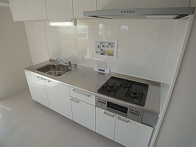 神戸市須磨区行幸町１丁目の賃貸マンションのキッチン|システムキッチン（ガス三口）