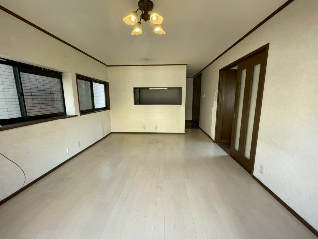 枚方市村野東町の居間・リビング|約16帖の広いリビングです。バルコニーに面して明るくく窓も多いので風通し良好です！