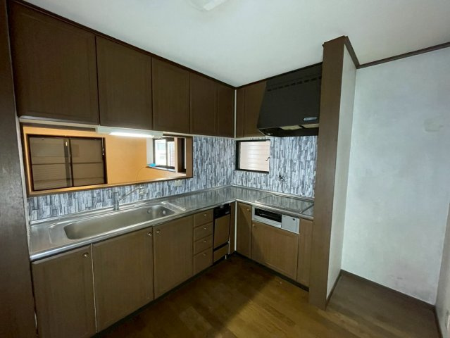 枚方市村野東町のキッチン|IHクッキングヒーターのキッチンでお掃除もらくらくです。
広さのあるL字型キッチンでお料理もはかどります。
