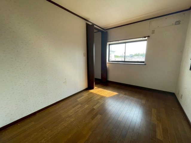 枚方市村野東町の洋室|各居室約6帖とゆったり広さがあります。
たっぷり収納付きです！
