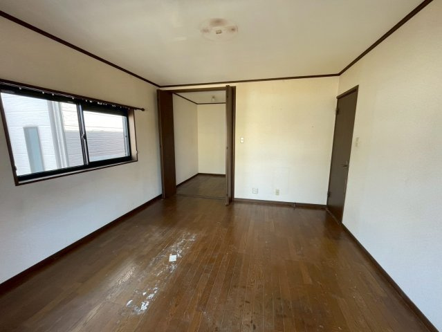 枚方市村野東町の洋室|たっぷり収納可能なウォークインクローゼット付き洋室です。