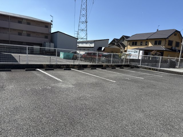 クレスト安室の駐車場