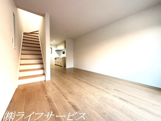 【居間・リビング】 | 田川１丁目新築戸建 | ２階リビングルーム14.9帖／東南向きのバルコニーに面した陽当り良好のリビング！