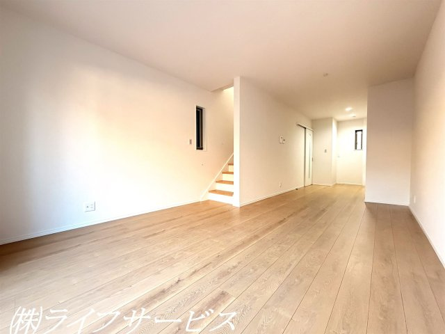 【居間・リビング】 | 田川１丁目新築戸建 | ２階リビングルーム14.9帖／東南向きのバルコニーに面した陽当り良好のリビング！