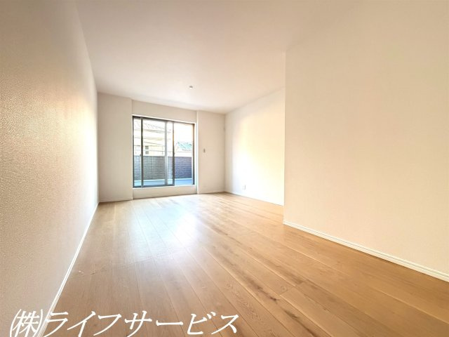 【居間・リビング】 | 田川１丁目新築戸建 | ２階リビングルーム14.9帖／東南向きのバルコニーに面した陽当り良好のリビング！