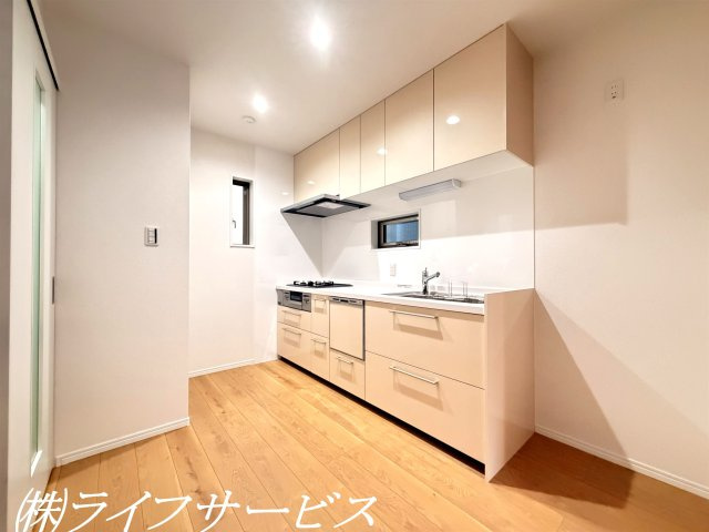 【キッチン】 | 田川１丁目新築戸建 | システムキッチン／３口ガスコンロ、食器洗浄乾燥機付！窓が２ヶ所にあって換気に便利です！