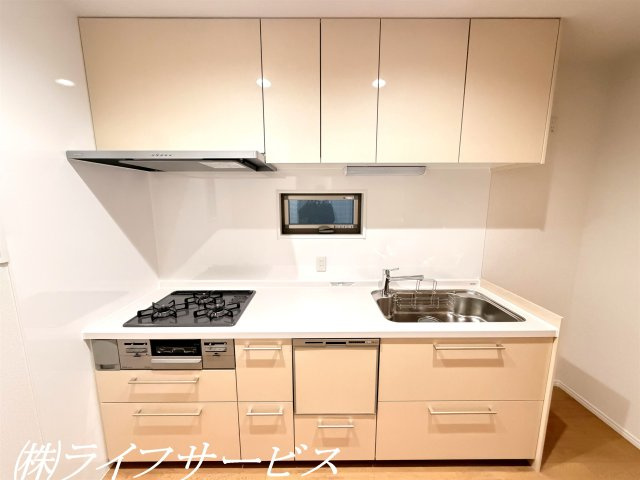 【キッチン】 | 田川１丁目新築戸建 | システムキッチン／３口ガスコンロ、食器洗浄乾燥機付！窓が２ヶ所にあって換気に便利です！