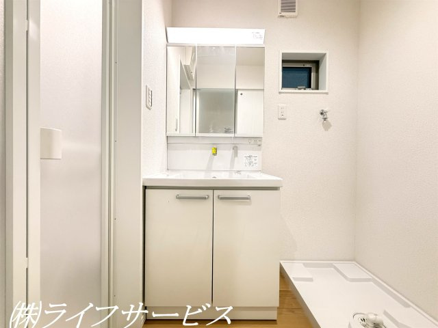 【洗面所】 | 田川１丁目新築戸建 | 三面鏡タイプのシャワー付洗面化粧台、洗面室に窓有