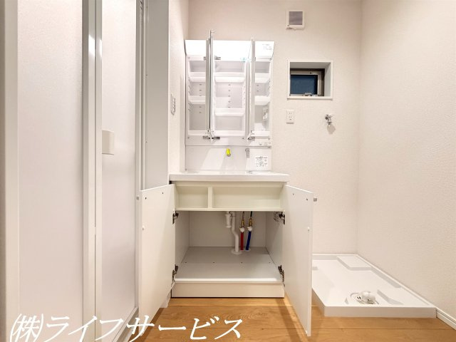 【洗面所】 | 田川１丁目新築戸建 | シャワー付洗面化粧台／小物類をしっかりと収納できる三面鏡タイプ！