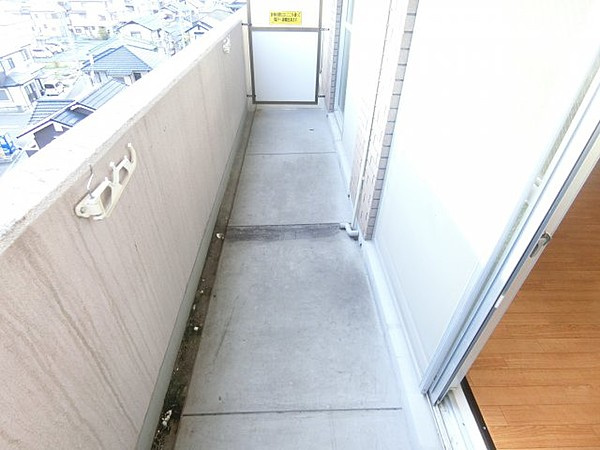 セルサス和泉のバルコニー|外からの目が気にならないバルコニーで洗濯物が干せます