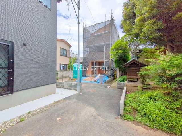 草加市草加1丁目 新築分譲住宅の前面道路含む現地写真