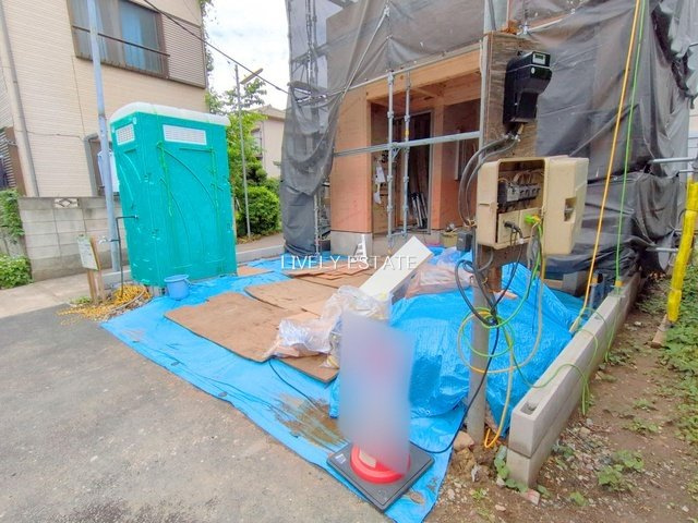 草加市草加1丁目 新築分譲住宅の前面道路含む現地写真