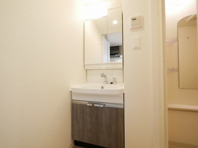 【独立洗面台】 | プレサンス大阪都島エレナード | 独立洗面台、小物を置くことができて便利です