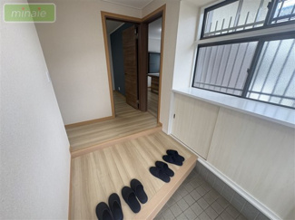 【玄関】 | 庭付　P3台駐車可　内外手入れいれてます　中古　東道野辺6