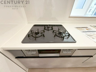 多数の調理器具を同時に使用でき、料理の効率化が可能。省エネで節約になり、様々な料理スタイルに適応できます。また、火力調整が独立しており、手入れや掃除もしやすく、今よりもっとお料理が楽しくなるかも。