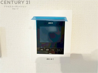 訪問者が来たときにテレビ画面で確認できるため、安心してドアを開けられます。録画機能があるものもあり、留守中に来訪者を記録しておくことができます。利便性が高く、セキュリティ面でも安心です。