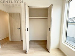 ウォークインクローゼットは、歩いて入れるタイプの収納スペースで、衣類や小物を整理しやすいのが特徴です。一般的なクローゼットよりも広く、収納力が高いため、家の中をすっきり保つのに役立ちます。