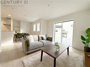 リビングダイニングは家族や友人とのコミュニケーションを楽しむ場所でくつろぎながら食事や会話を楽しめ、多目的に利用できリラックスできる空間です。家庭内の中心として機能し、快適な生活をサポートします。