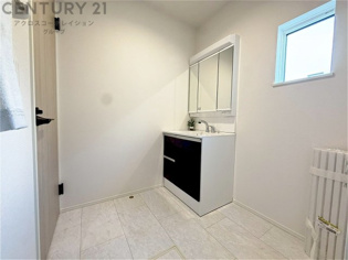 衣服の収納や脱ぎ着や整理整頓がしやすく、湿った衣類を乾燥させるスペースがありカビや臭いの発生を防ぎます。床の汚れを他の部屋に持ち込まず清潔を保つことができます。また快適な入浴環境の整備にも役立ちます。