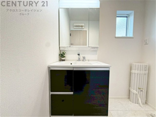 化粧品や洗顔料、歯ブラシなどの必需品をまとめて置ける収納スペースがあり、使用するたびに取り出す手間が省けます。また、水回りのため、濡れても大丈夫な素材が使用されており、お手入れが簡単です。