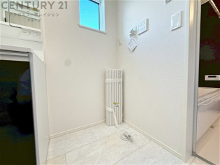 洗濯物の仕分け作業がしやすく、整理整頓が容易になります。洗濯音や湿気を他の部屋に持ち込まず、生活環境を快適に保ちます。上部を活用すれば収納スペースを確保でき洗剤や洗濯用品の整理もしやすくなります。