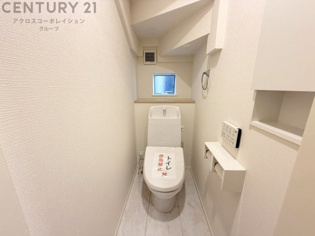 温水洗浄便座付トイレは温水洗浄機能により、暖かい水でおしりを洗浄することができ、冷たい水を使う従来の便座に比べ、温水洗浄機能で暖かいトイレを提供し、快適な使用を可能にします。