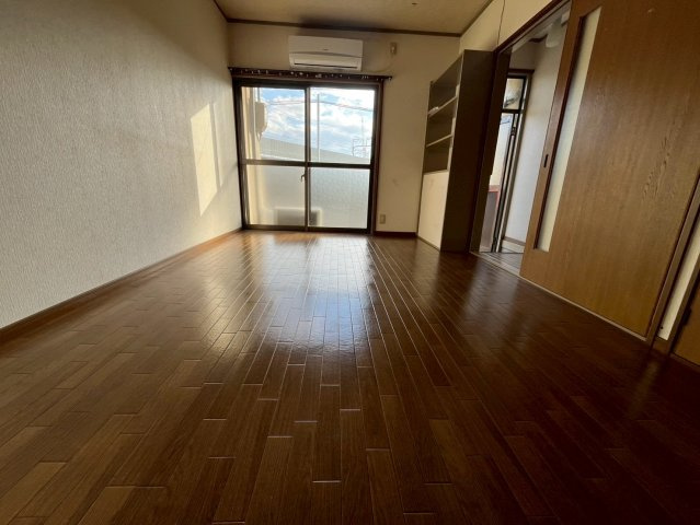 高槻市梶原６丁目のアパートの居間・リビング