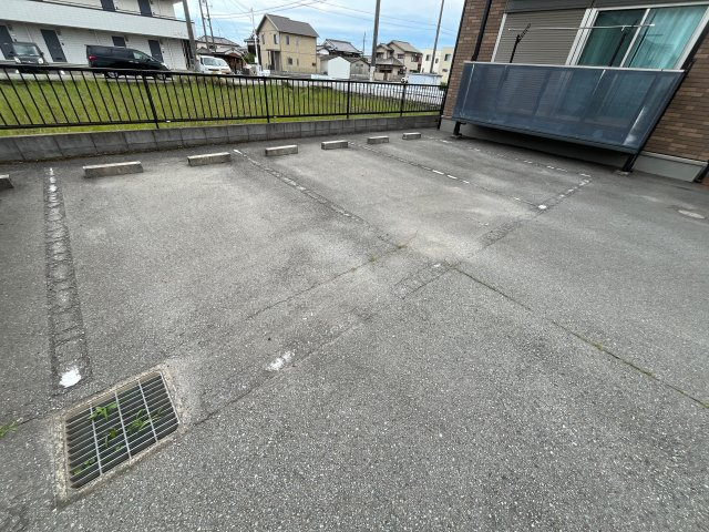 BIRD LAND たまで B棟の駐車場