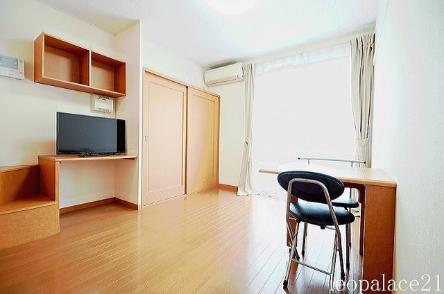 レオパレス新川の居間・リビング|1Ｆのお部屋はフローリング