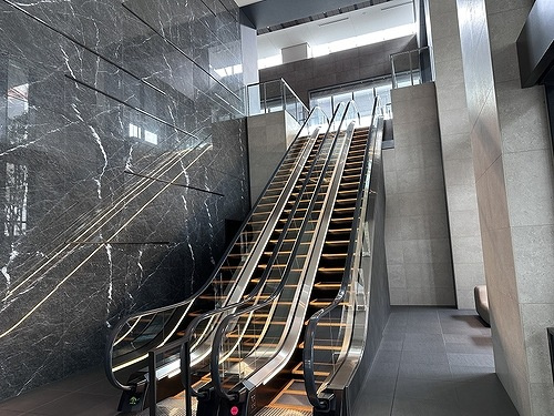 神戸市中央区新港町の賃貸マンションのその他|エスカレーター