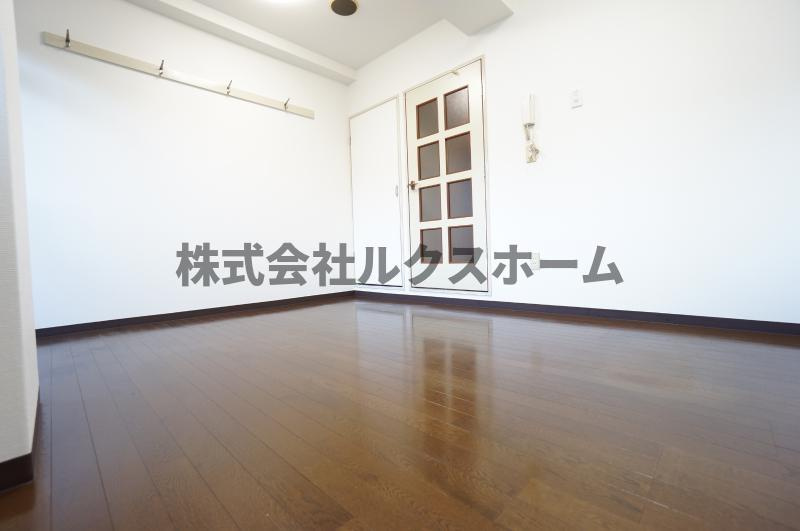 グランディール茨木のセキュリティ|ゆったり過ごせる居間です