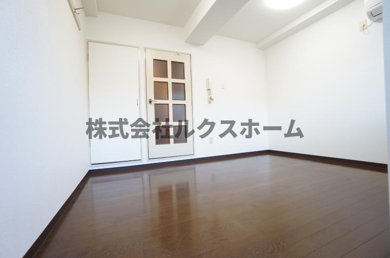 グランディール茨木の居間・リビング|こちらのリビングで趣味の時間をお楽しみください