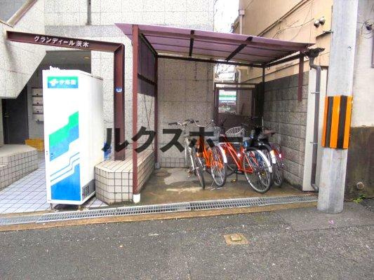 グランディール茨木の駐車場|駐車場に車を止められます