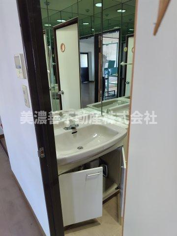 ６５１５２　岐阜市白菊町事業用の独立洗面台