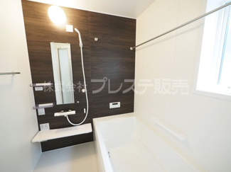 【浴室】 | 奈良市五条西２丁目の新築一戸建 全２区画 | 現地写真（１号地浴室）浴室暖房乾燥機を標準装備！