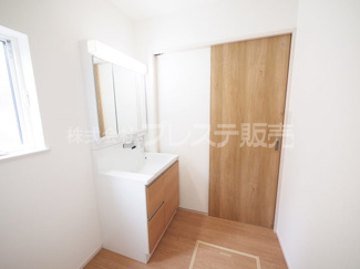 【洗面所】 | 奈良市五条西２丁目の新築一戸建 全２区画 | 現地写真（１号地洗面）シャワー付き洗面化粧台